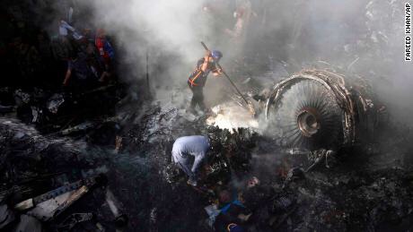 لحظة محاولة إنقاذ ضحايا الطائرة الباكستانية