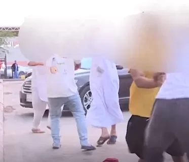 مشهد غير متوقع في طابور التميس بالرياض: تسبيح يتحول إلى مشاجرة - شاهد الفيديو
