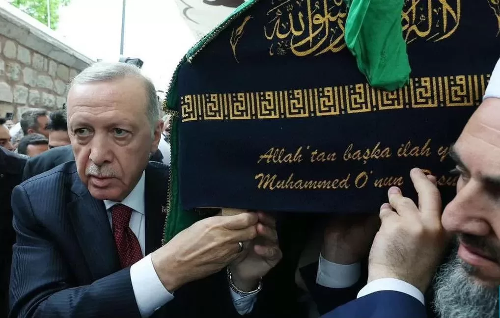 الرئيس اردوغان يشارك في حمل جنازة الشيخ عبدالمجيد الزنداني بعد الصلاة علية في مسجد السلطان محمد الفاتح