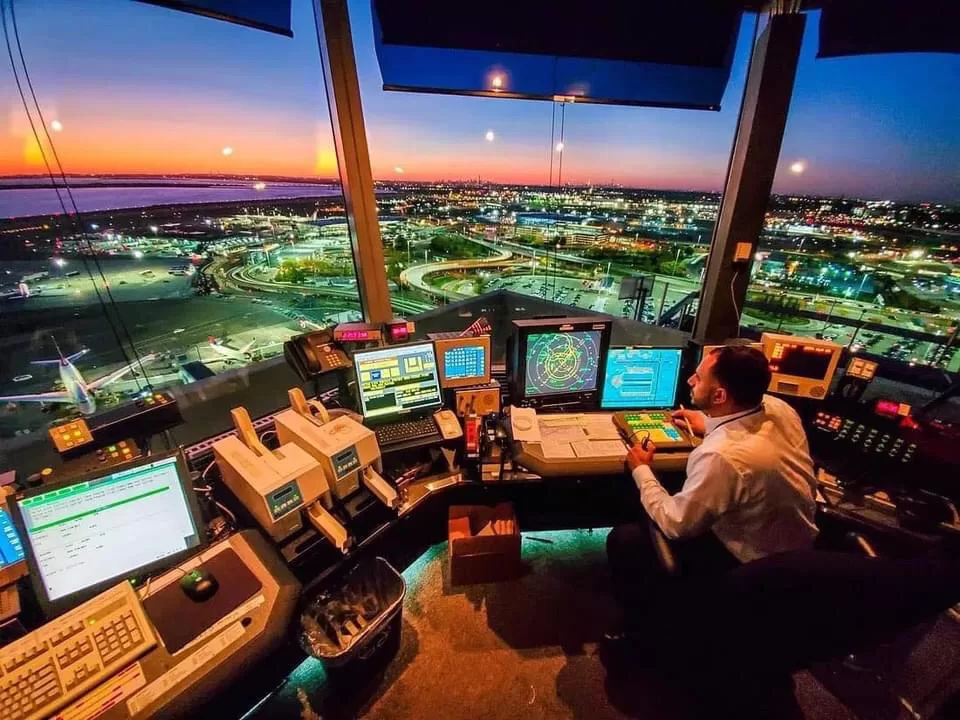الصورة لليمني الأمريكي الكابتن يحيى عبيد من برج المراقبة في مطار جون كنيدي الدولي