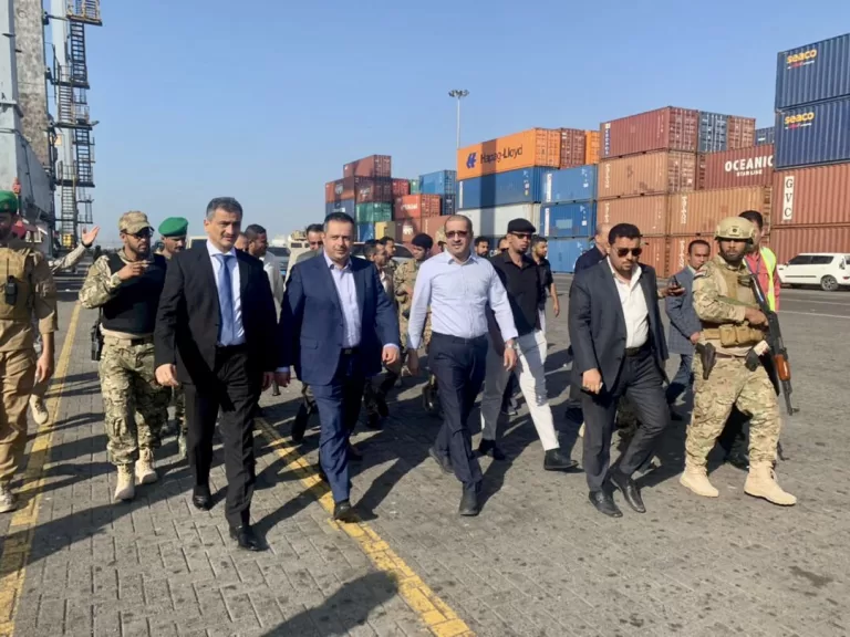 بحاويات حديدية.. رئيس نيابة جنوب عدن يوجه بإعادة تصدير حاويات الادوية المحتجزة في ميناء عدن