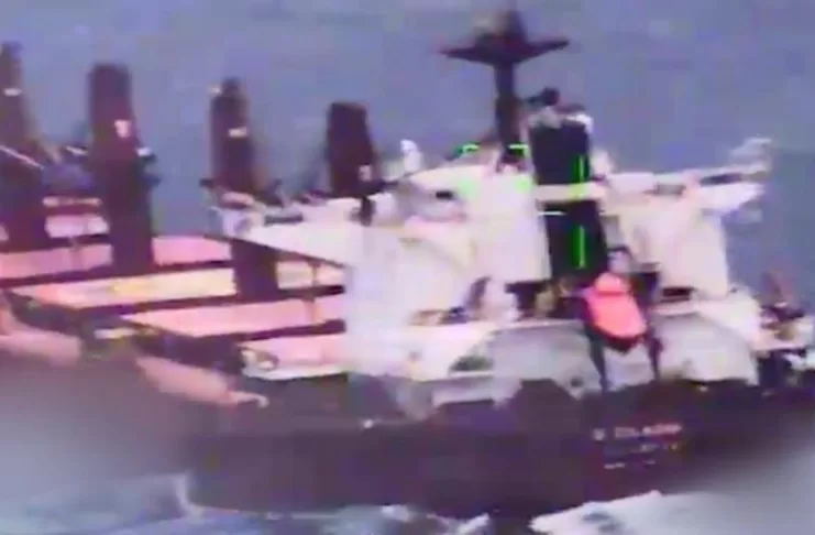 طائرة مسيرة يمنية انتحارية تستهدف سفينة متجهة الى اسرائيل